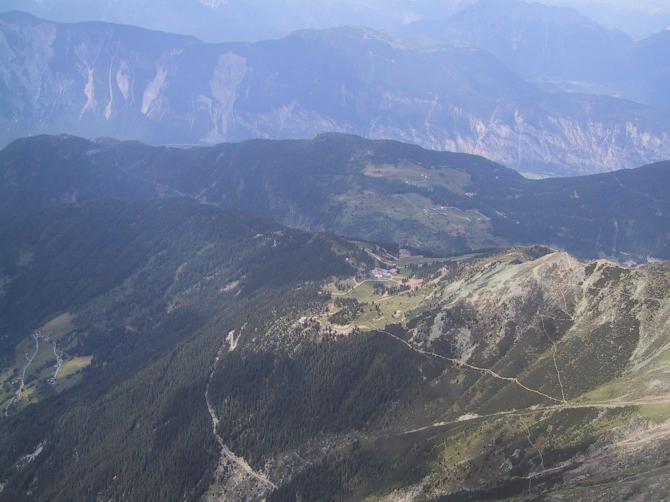 Blich vom Acherkogel auf Bergstation Seilbahn Hoch�tz (Bildmitte), links davon Wetterkreuz 2591m