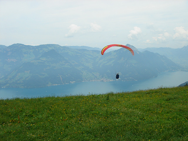 Nach dem Start von der Klewenalp. Im Hintergrund der Vierwaldst�tter See und Gersau.