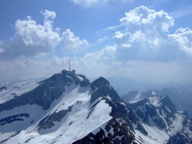 Approaching S�ntis approx 30 minutes after take off from the Ebenalp launch site. The higher and further away from launch you get the less pilots you'll find in the air.