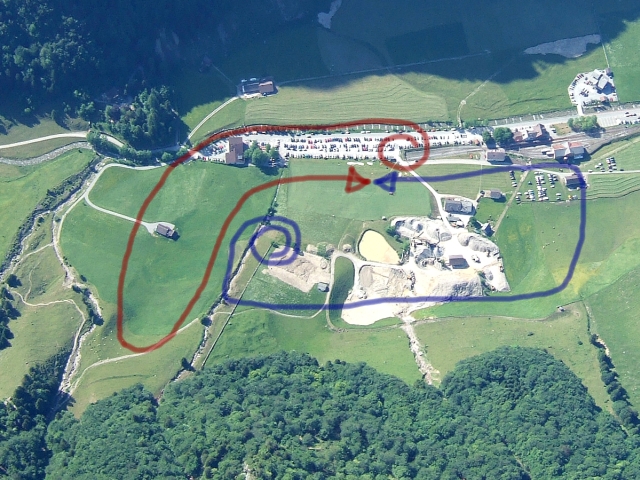 Landeplatz mit den empfohlenen Tal- (rot) und Bergwindvolten (blau).