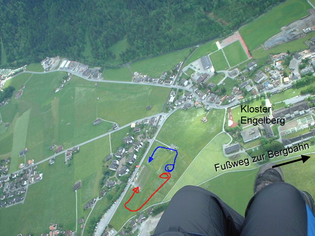 Sommer-Landeplatz Brunni.
Bei Rechts-Volte Hindernisse beachten. Talwind beachten! 

Richtung Pfeil zur Gondelbahn (ca. 15 Gehminuten)