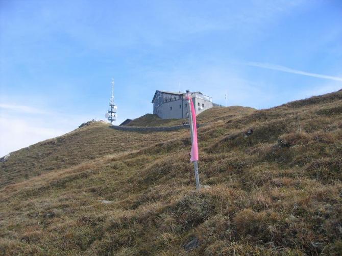 Startplatz in Richtung Domleschg (Westw�rts) unterhalb der Bergstation und des Berggasthofes:
Abstieg am Beggasthof vorbei auf dem Fussweg zur Infotafel.