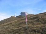 Paragliding Fluggebiet Europa Schweiz Graub�nden,Piz Scalottas,Startplatz in Richtung Domleschg (Westw�rts) unterhalb der Bergstation und des Berggasthofes:
Abstieg am Beggasthof vorbei auf dem Fussweg zur Infotafel.