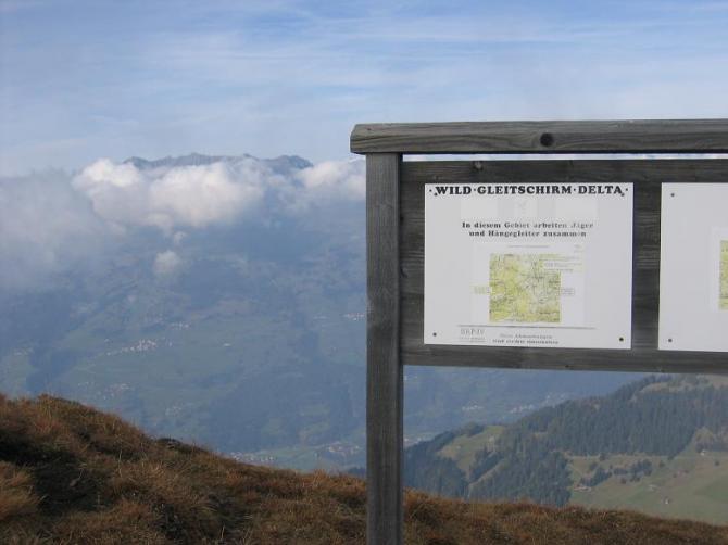 Hinweisschilder:
diese befinden sich sowohl auf dem Weg zum Berggasthof als auch an den fixen Startplatzen (hier jenemin Richtung Domleschg).