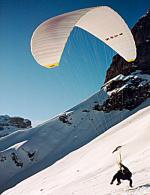 Paragliding Fluggebiet Europa » Schweiz » Uri,Fisetengrat,Ein Virtuose beim Soaren am Starthang. Hinten rechts: südlicher Ausläufer der Eggstöcke, links der Ortstock. (C) GKG
