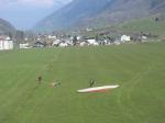 Paragliding Fluggebiet Europa » Schweiz » Glarus,Braunwald - Gumen - Gumengrat,Linthal: gelandet. Das Landefeld erstreckt sich bis zu den H�usern weiter hinten; rechts wird der Landeplatz durch eine Strasse, links durch die Linth und den Sportplatz begrenzt.