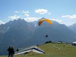 Paragliding Fluggebiet Europa » Schweiz » Graub�nden,Motta Naluns,Startplatz oberhalb der Bergstation - Deltas und Gleitschirme "friedlich" neben einander.