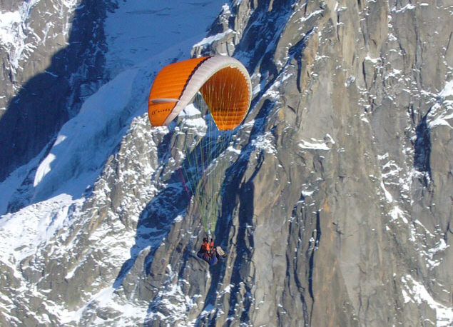 Ich dazumals noch an meinem Alpha 3 vor dem Aguille du Midi ob Chamonix, irgendwann im Oktober 2005. Danke an Steph f�r das tolle Foto, er hatte den Mut, in dieser Hammerthermik Fotos zu machen.