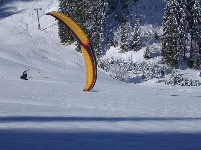bodenspirale hoch ybrig, seebli, 
skyjam paragliders 'stream'
fotographin: janine brunner,
pilot: r�to vitins