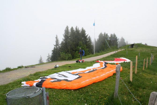 Startplatz Staffelegg Richtung NW. Gut sichtbar ist der Skilift und der Tunnel.