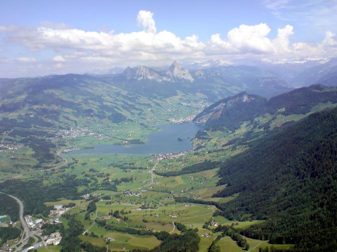 Nach dem Start von Rigi Scheidegg: Blick auf den Lauerzer See. Im Hintergrund die beiden Mythen-Gipfel (30.05.2009)