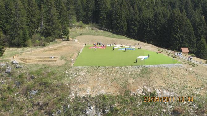 Komplett neu gestalteter Startplatz, seit Frühling 2011 (Kunstrasen, Platz zum Leinensortieren, Aussichtsterasse für Zuschauer)