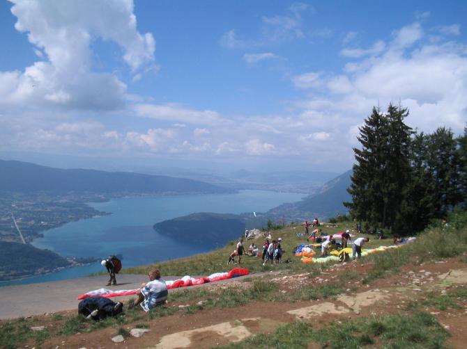 Startplatz, mit Matten ausgelegt. In der Saison ist man hier nicht allein... - aber ein Super - Fluggebiet!!!