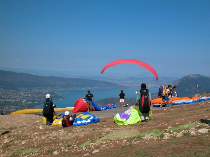 Farbenspiele am Startplatz mit Blick auf den Lac d´Annecy