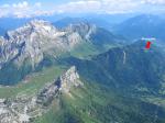 Paragliding Fluggebiet Europa » Frankreich » Rhone-Alpes,Entrevernes,Sicht von Dents de Lanfon auf La Tournette  und den Startplatz Col de la Forclaz (siehe Pfeil).