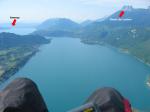 Paragliding Fluggebiet Europa » Frankreich » Rhone-Alpes,Annecy: Col de La Forclaz,Sicht von Süden auf Dents de Lanfon und Annecy Stadt (siehe Pfeil).