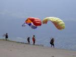 Paragliding Fluggebiet Europa » Frankreich » Rhone-Alpes,Annecy: Col de La Forclaz,ca. 9 m²...dagegen ist ein "richtiger Gleitschirm" doch glatt Materialverschwendung - oder?!
Die Dinger donnerten mit einem Affenzahn - in Baumwipfelhöhe - ins Tal und schlugen in der Nähe des Ufers in den See ein...
Nix für mich!!!