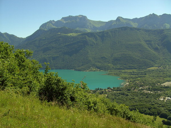 Der Blick Richtung See und Col de la Forclaz.