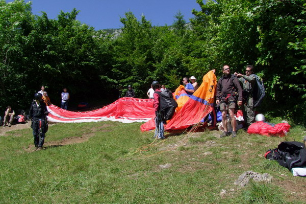 Der Startplatz ist wirklich klein. Am besten man hilft sich gegenseitig. Dann kommt auch jeder in die Luft.