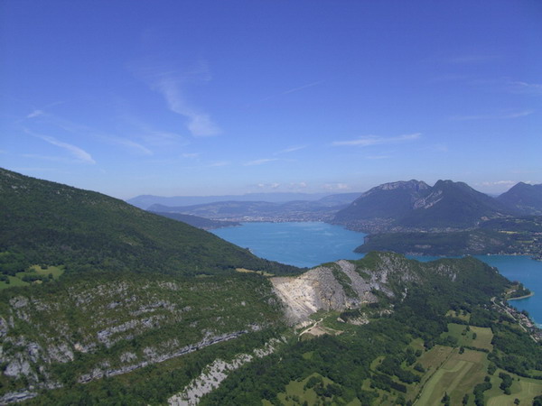 Die Ostkante an der geflogen wird. Man fliegt bis zum Steinbruch und dreht wieder um. Ab dem Steinbruch geht das saufen los.
