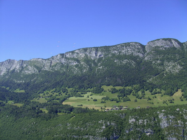 Im Unteren Bereich des Bildes, etwas links sieht man eine kleine freie Fläche, das ist der Startplatz.