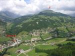 Paragliding Fluggebiet Europa » Frankreich » Rhone-Alpes,Le Grand Bornand,über dem Landeplatz; Blick zum Start (Lachat)