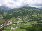 Paragliding Fluggebiet Europa Frankreich Rhone-Alpes,Le Grand Bornand,über dem Landeplatz; Blick zum Start (Lachat)