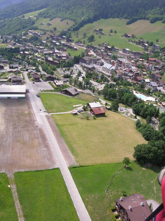(Sommer-) Landeplatz "le Patinoire"; ca 10min zu Talsation und P.
SEHR turbulent bei N-Wind!