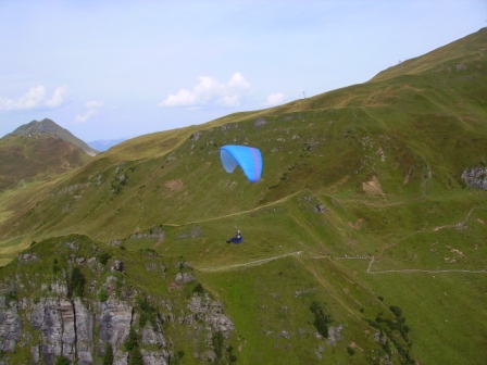 Jöni vor dem Hochsträss, im Hintergrund die Krete zum kleinen Melchtal