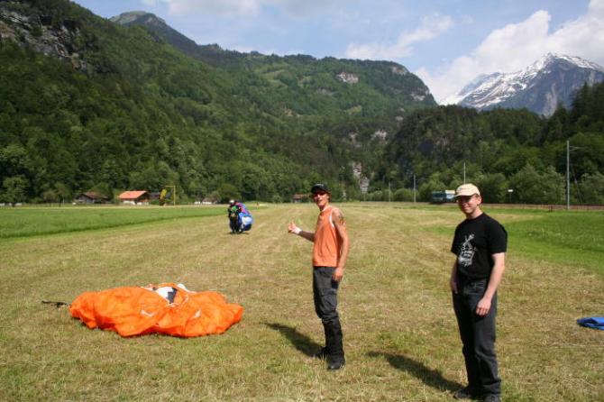 Blick vom Landeplatz Richtung Aareschlucht. Weil sich das Tal verengt, findet man hier oft stark ansteigende Windgeschwindigkeiten. Andi und Michael freuen sich über den schönen Flug.