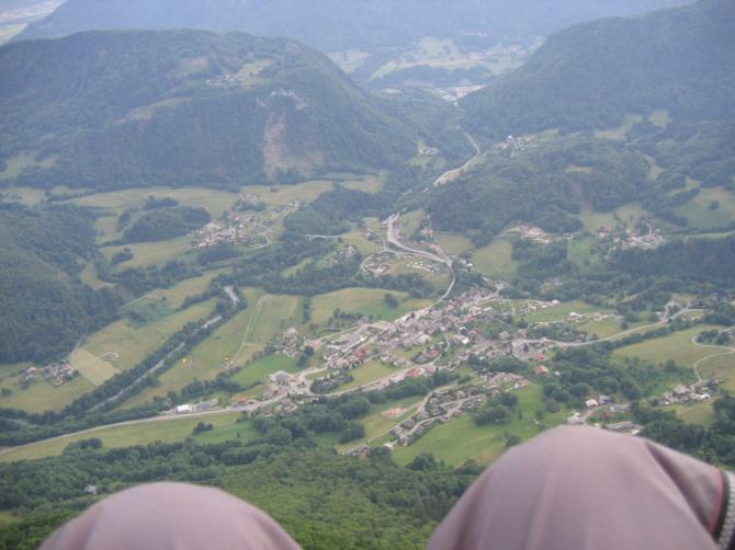 Mieussy view. Nice last flight in the evening at 19:25 hrs. See the camping in the middle and the landingfield on to the left. June 19th, 2007. (c)RdR.