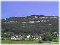 Grüne Landewiese am schicken Flugberg