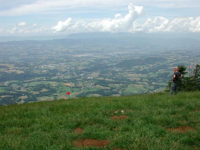 Talblick; der rot markierte Punkt ist der Landeplatz