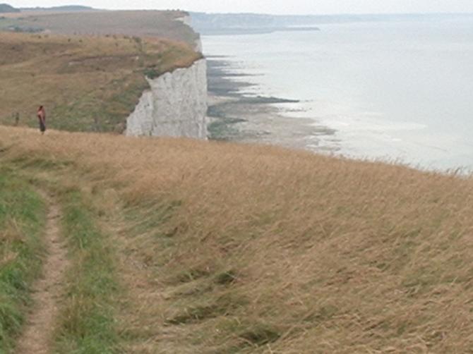 Because of the landwind that day I couldn't fly. nevertheless some pictures to indicate the start. to find the Start: in criel you go to the beach, then follow the sign gendarmerie 3 x, when you pass the building gendarmerie you have to turn to your right, you'll follow a small road up hill 1-2 km. on the cliffside you'll enter a landing strip, parc your car! on the left side of your strip you follow the path turn right after you pass the landingstrip, follow the path to the cliff on your right after the fence you are able to start. when you have taken of; on your right you can see criel plage