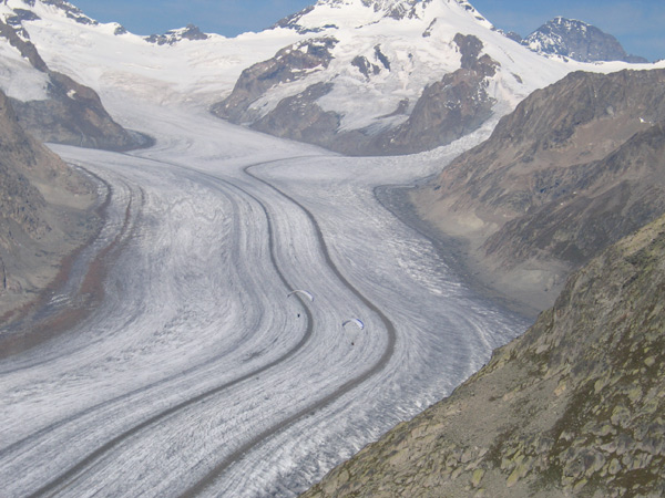 zwei Biplus über dem Aletschgletscher