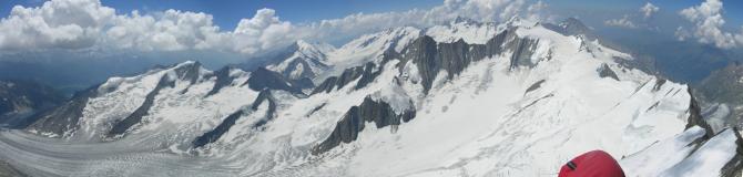 am Finsteraarhorn -Blick gegen Westen.
Ganz rechts (oben) im Bild: Grindelwald; Bildmitte (oben): Lötschenlücke