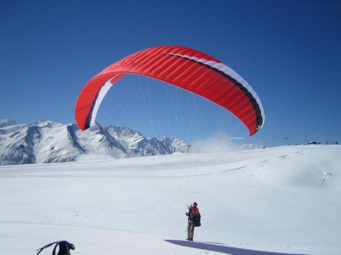 Aufziehen in der Nähe des Startplatzes Galvera, irgendwann im Februar 2006. War noch etwas früh im Jahr und geflogen ists nicht besonders gut (für mich zumindest ;-) ). Ausnahmsweise hatte es sogar zum starten Aufwind...

Ein Dankeschön an Bruno für das gute Foto.