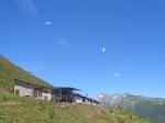 Paragliding Fluggebiet Europa » Schweiz » Wallis,Fiesch - Kühboden/Eggishorn,Viele Piloten über dem Startplatz...