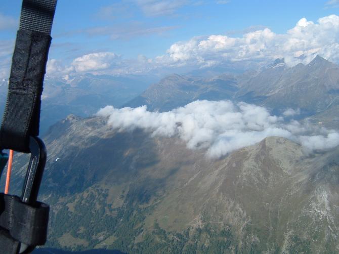 rechts von mir liegt der simplonpass.das saasertal war ansbruchsvoll zum fliegen.
landung in mörel.der südost wind holte mich am füllhorn runter.ca.8std.in der luft.