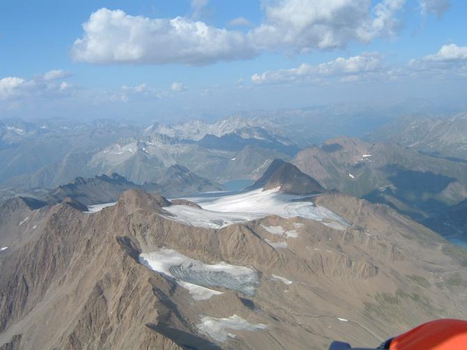 start kühboden
zu sehen ist in der bildmitte der nufenenpass,
rechts liegt italien.
konnte am eggerhorn auftrehen und das binntal hoch fliegen.
sehr anspruchsvoll und mega geil...
