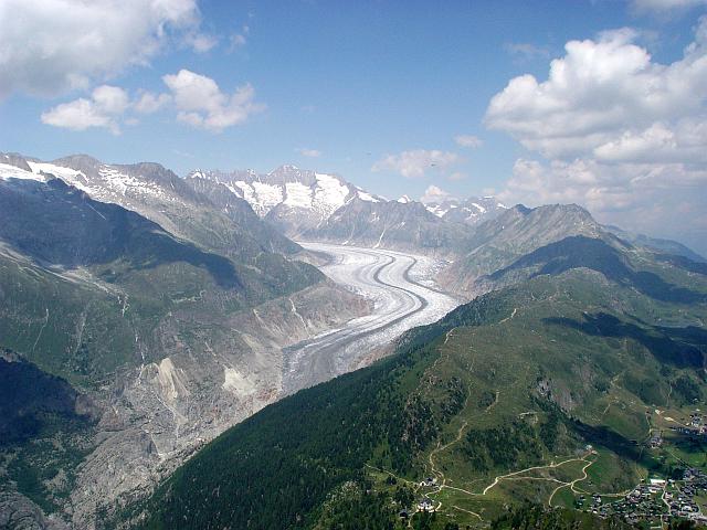 Der Fiescher Gletscher in voller Pracht. Ganz rechts unter der Wolke ist der hier beschriebene Startplatz.