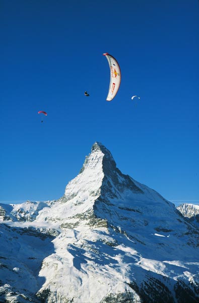 Acro Cup Zermatt Jan'98, Michi Steinbach in front of Matterhorn

mit freundlicher Genehmigung ©www.azoom.ch
