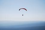 Paragliding Fluggebiet Europa Frankreich Provence-Alpes-Côte d Azur,Rustrel,Rustrel, Pilot am Abendhimmel (Startplatz SW).