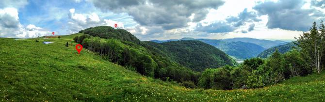 Blick vom Ost-Startplatz auf die anderen beiden Startplätze. (die roten Pins verraten wo...) Fluggeländeeinweisung und Landeplatzinfo direkt vor Ort auf einem Info-Schild zu finden. (FR/DE/EN) Wer Toplanden möchte, sollte die doch recht stark frequentierte Straße, direkt links daneben (im Bild nicht zu sehen) im Auge behalten. An guten Tagen erwischt man einen Parkplatz direkt am Startplatz :)