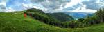 Paragliding Fluggebiet Europa » Frankreich » Elsass,Ballon d'Alsace,Blick vom Ost-Startplatz auf die anderen beiden Startplätze. (die roten Pins verraten wo...) Fluggeländeeinweisung und Landeplatzinfo direkt vor Ort auf einem Info-Schild zu finden. (FR/DE/EN) Wer Toplanden möchte, sollte die doch recht stark frequentierte Straße, direkt links daneben (im Bild nicht zu sehen) im Auge behalten. An guten Tagen erwischt man einen Parkplatz direkt am Startplatz :)