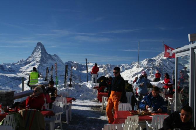 Vom Gipfelrestaurant bietet sich ein so kitschiges Bild, dass man sich im Studio wähnt.