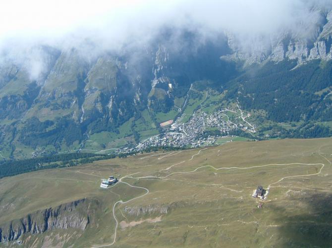 Rinderhütte rechts Leukerbad Bildmitte.Strecke ca.145km geflogen.
Happy Landing Pöüli