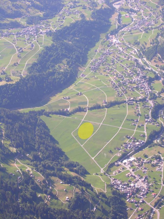 LZ Champsec, etwas weiter hinten im Tal; bei stärkerem Talwind (Nachmittag!) eher zu empfehlen als LZ Montaigner (weniger turbulent/ weniger Wind, da Tal hier breiter)