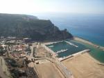 Paragliding Fluggebiet Europa » Italien » Sardinien,Buggeru,Blick vom Flug aus. Landplatz neben Hafen re. unten, Herbst 2005