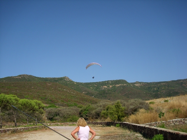 Landung neben dem Parkplatz